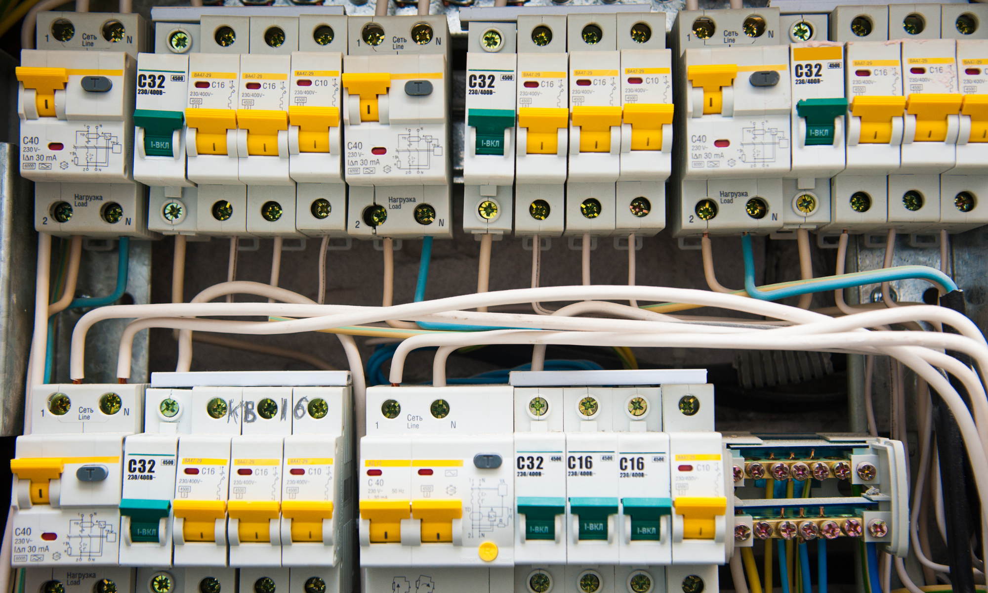 Electricistas especializados en instalaciones de baja y media tensión en empresas en Getafe, Parla, Leganés, etc.
